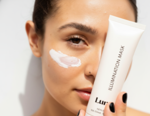 Mujer con piel limpia recibiendo un tratamiento facial, ilustrando el cuidado cosmético.